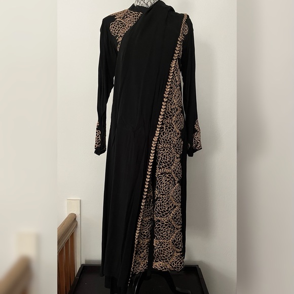 Traditional Embroidered Salwar Suit (includes tunic, pants, and dupatta/shawl) - Picture 3 of 5